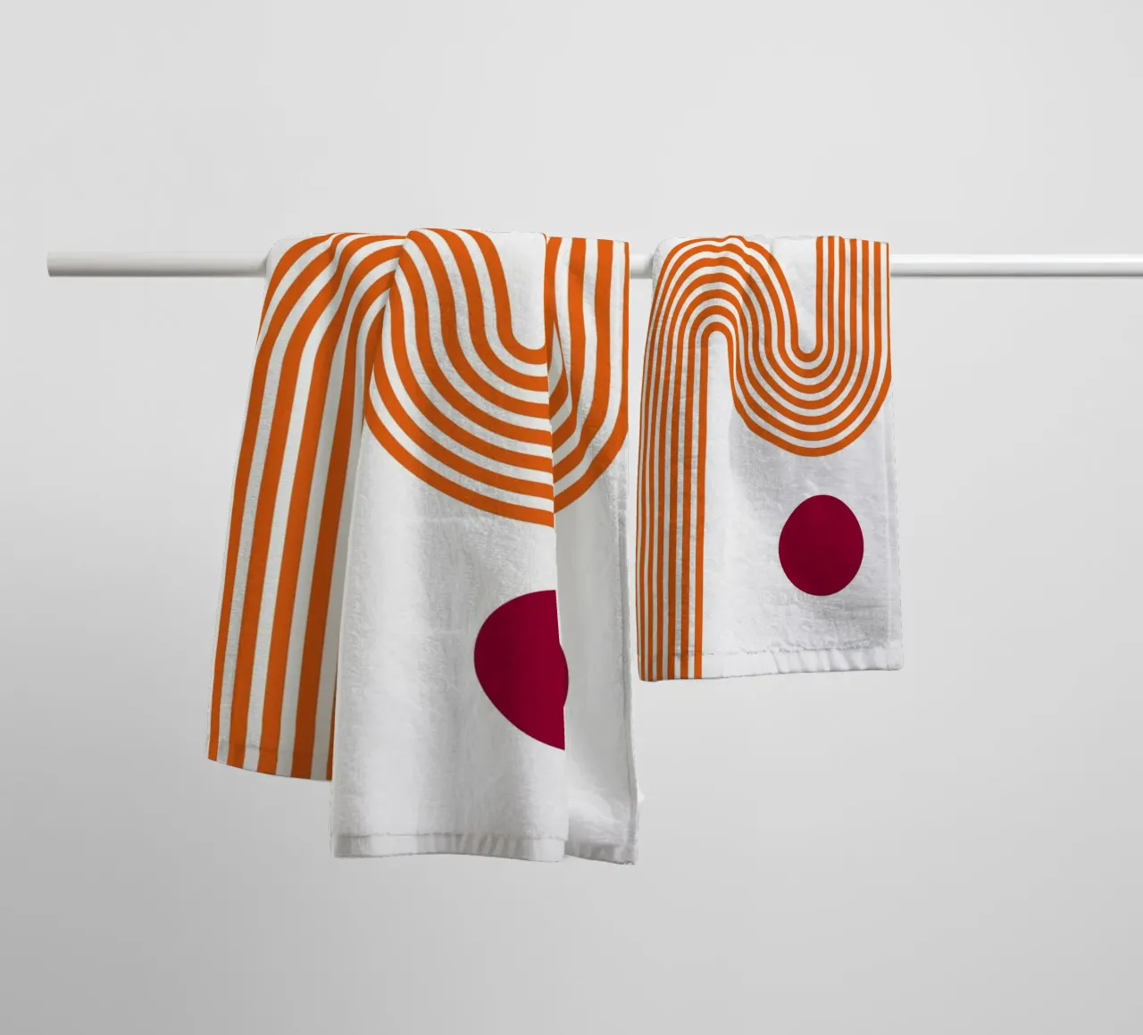 Retro Line Art - Stampa arancione e bordeaux asciugamano da bagno da Studio Vibe