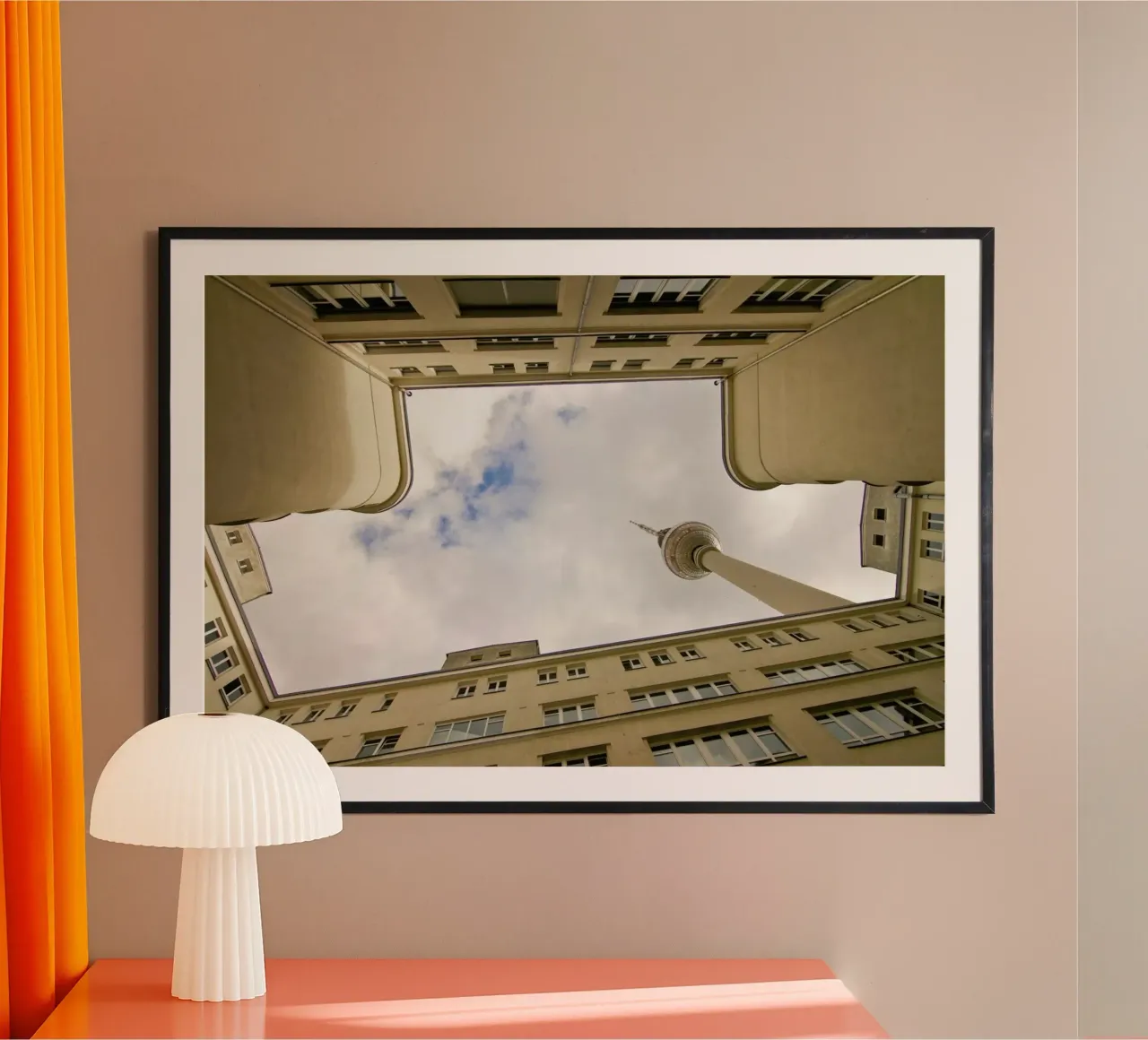 Hinterhof 80 poster con telaio in alluminio da Marc Gruninger