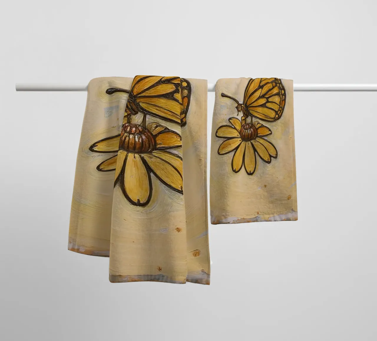 Papillon monarque se reposant sur une fleur jaune, wtercolor serviette de bain de DesignDoodle