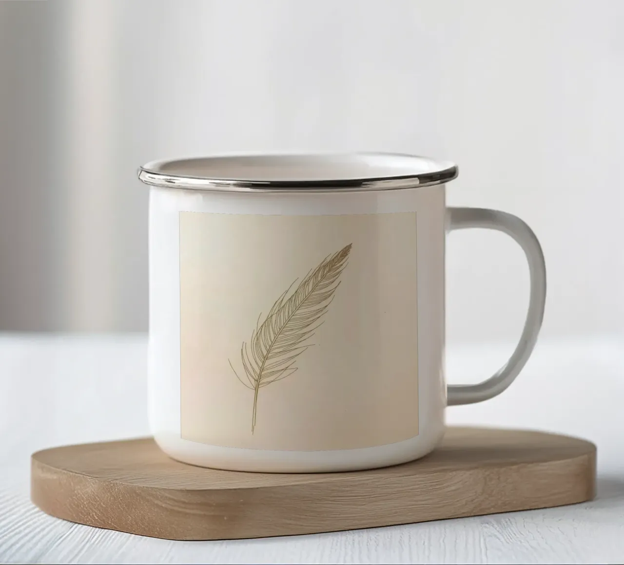 Schizzo di una singola piuma marrone chiaro su sfondo crema tazza in smalto da DesignDoodle