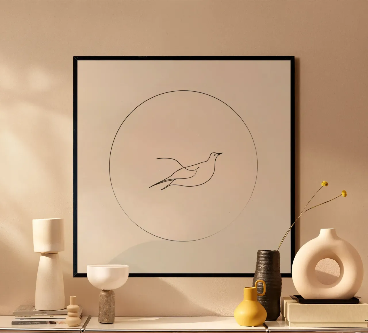 Elegante opera d'arte minimale di un uccello in volo che raffigura la libertà poster con telaio in legno da DesignDoodle