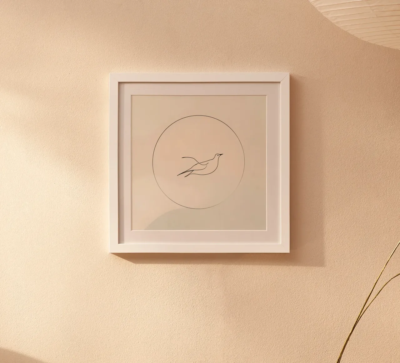 Elegante opera d'arte minimale di un uccello in volo che raffigura la libertà poster con telaio in legno da DesignDoodle