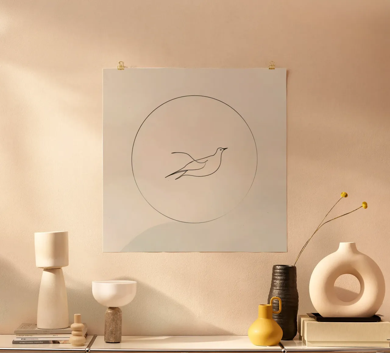 Elegante opera d'arte minimale di un uccello in volo che raffigura la libertà poster con telaio in legno da DesignDoodle