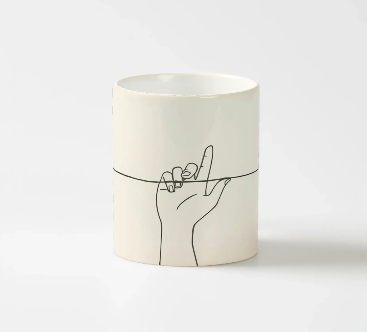 Outline of a hand with a finger grabbing thin black line tazza in ceramica da DesignDoodle