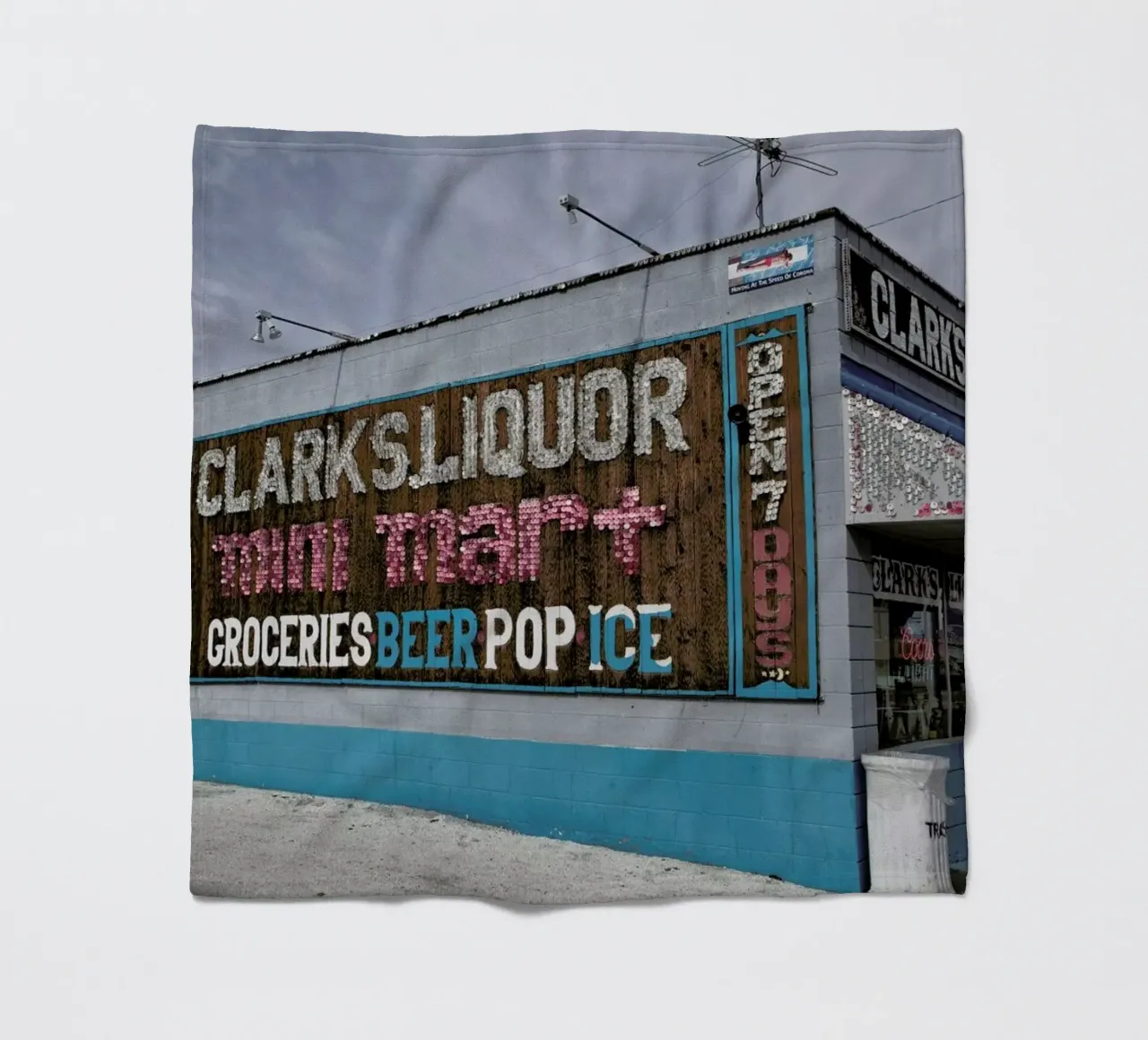 Liquor Store Hawthorne coperta in pile da Marc Gruninger