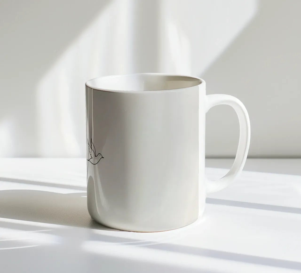 Sagoma minimalista di una colomba in volo tazza in ceramica da DesignDoodle