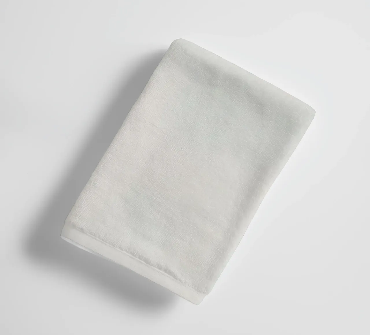 Sagoma minimalista di una colomba in volo asciugamano da bagno da DesignDoodle