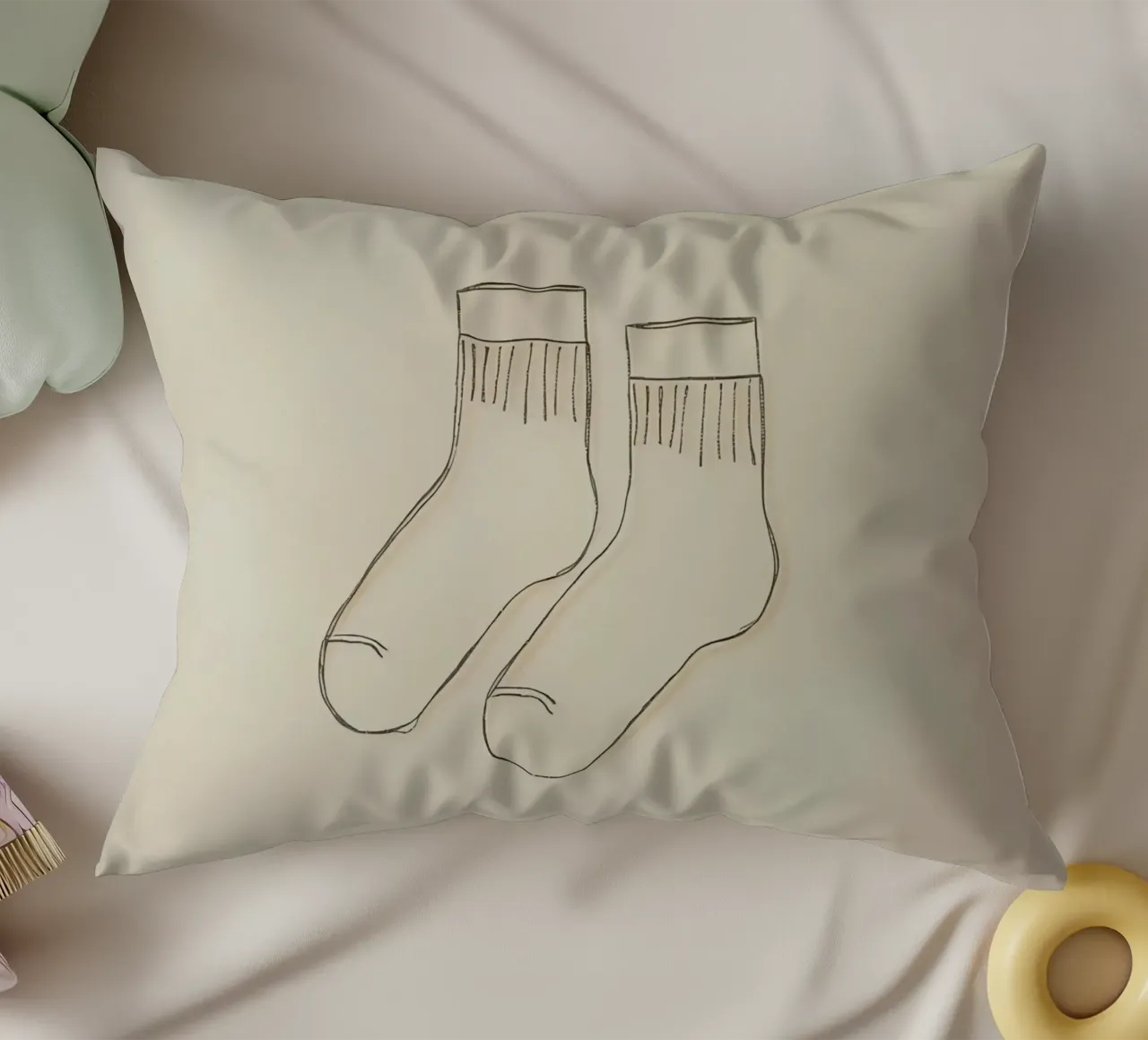 Dos calcetines informales se dibujan con simples líneas negras cojín de DesignDoodle