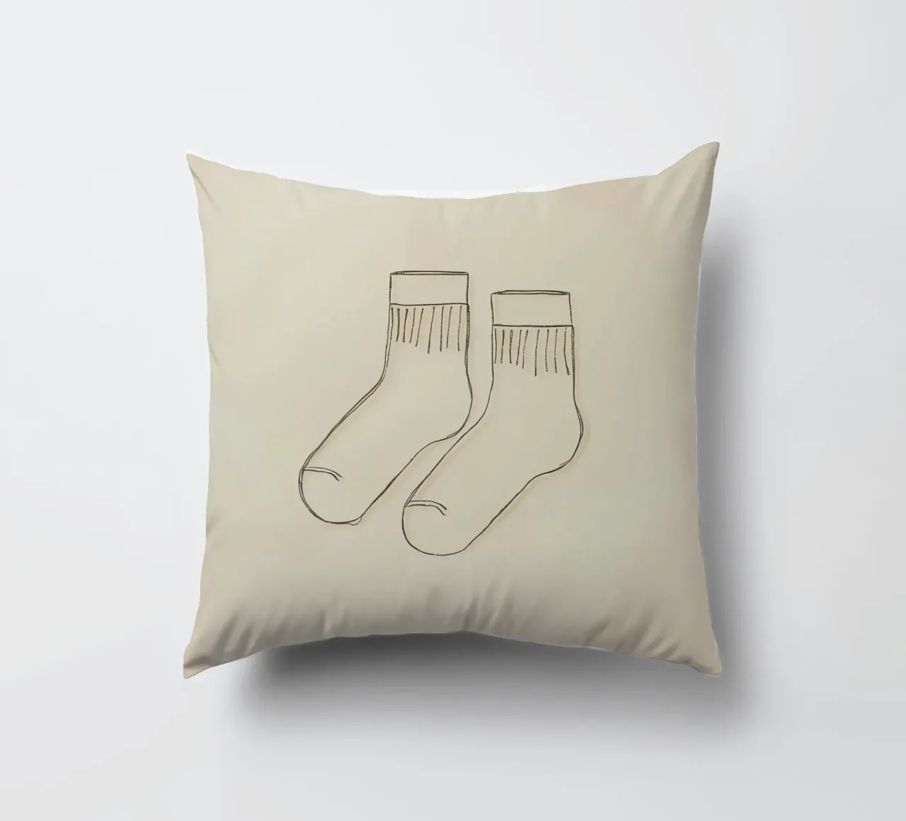 Dos calcetines informales se dibujan con simples líneas negras cojín de DesignDoodle
