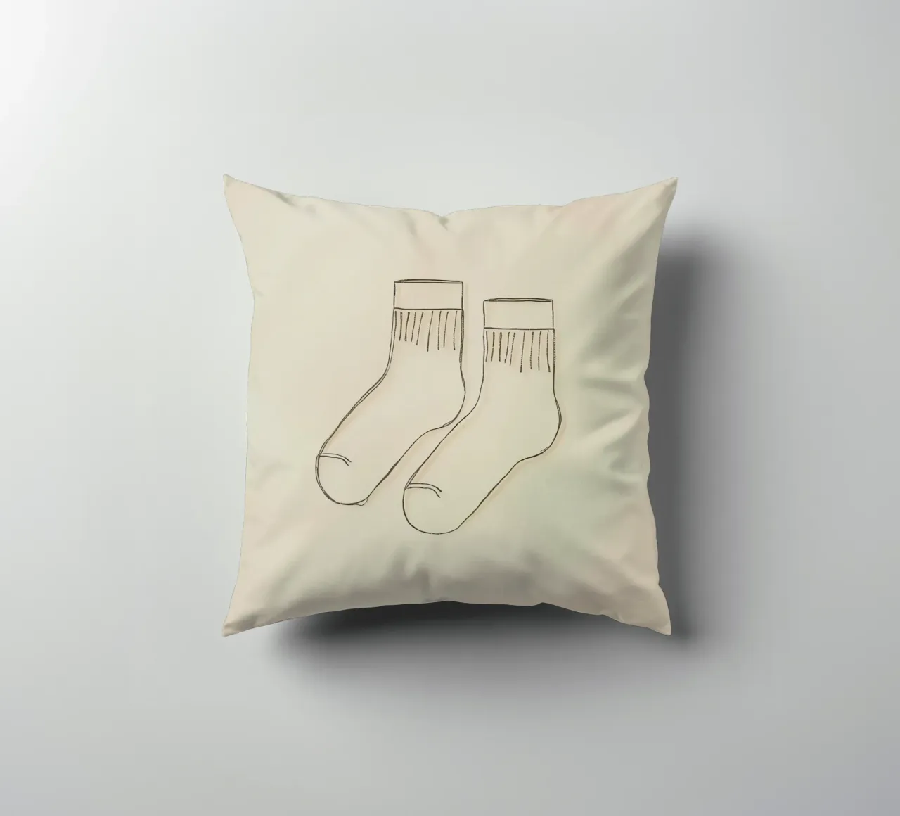 Dos calcetines informales se dibujan con simples líneas negras cojín de DesignDoodle