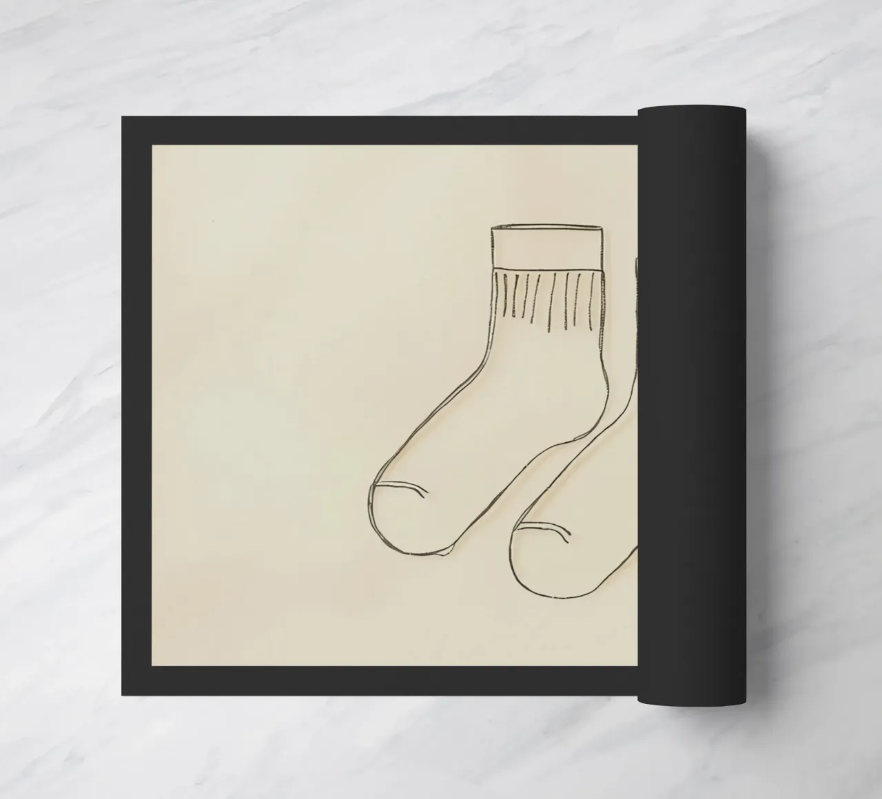 Dos calcetines informales se dibujan con simples líneas negras felpudo de DesignDoodle