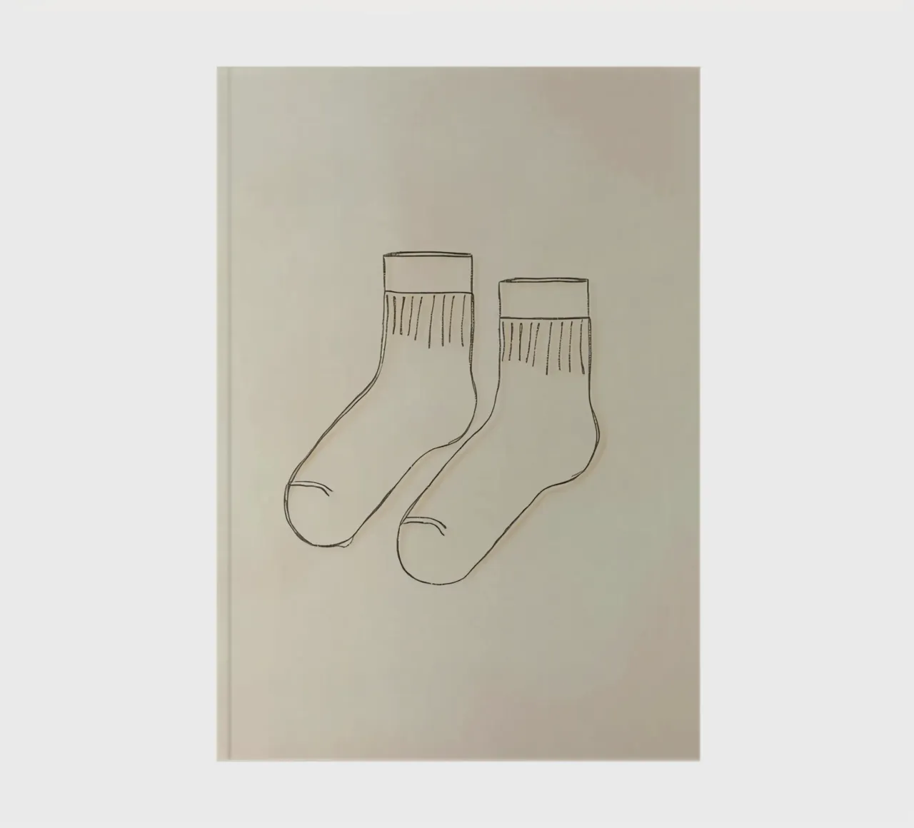 Dos calcetines informales se dibujan con simples líneas negras cuaderno de DesignDoodle