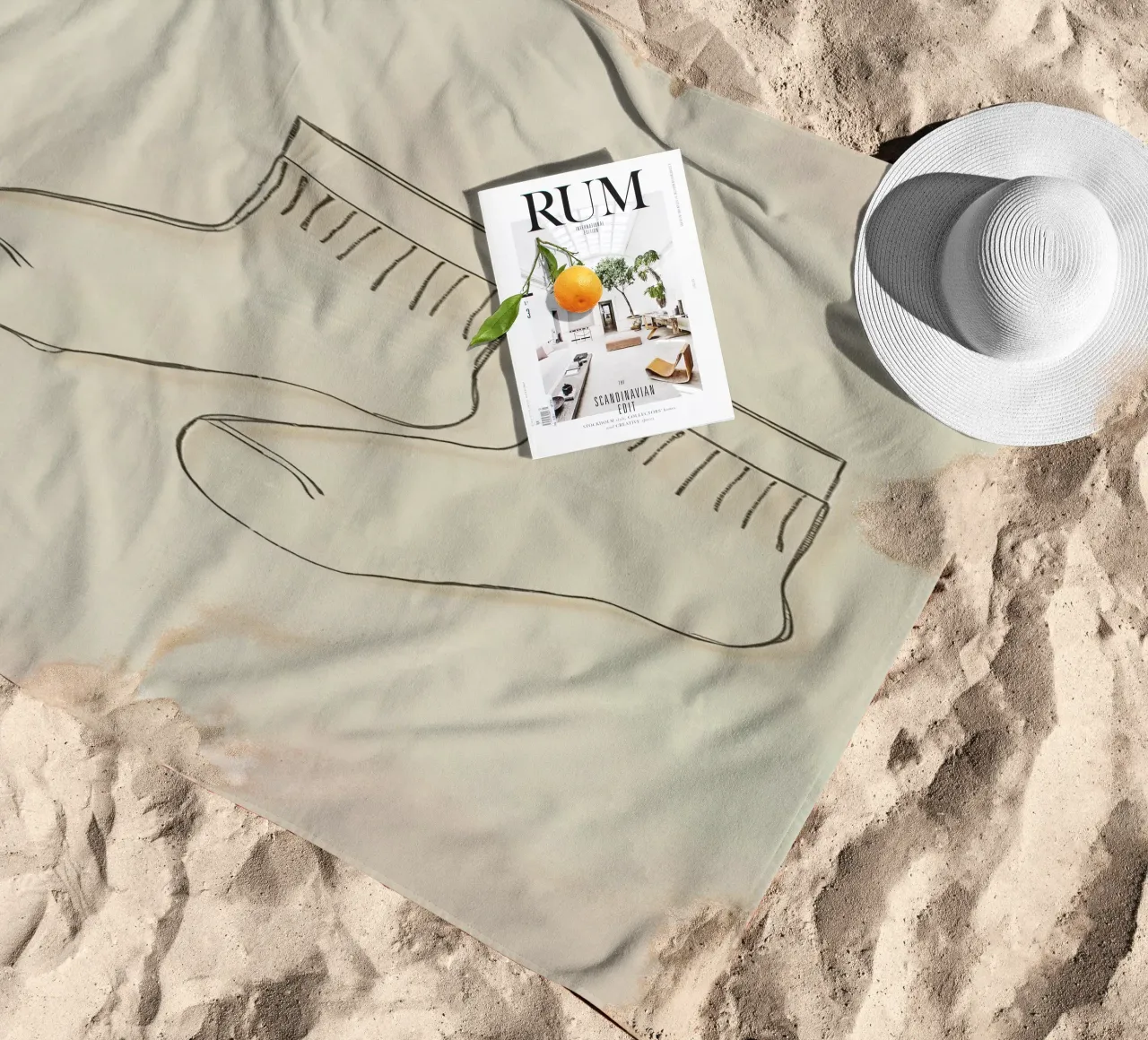 Dos calcetines informales se dibujan con simples líneas negras toalla de playa de DesignDoodle