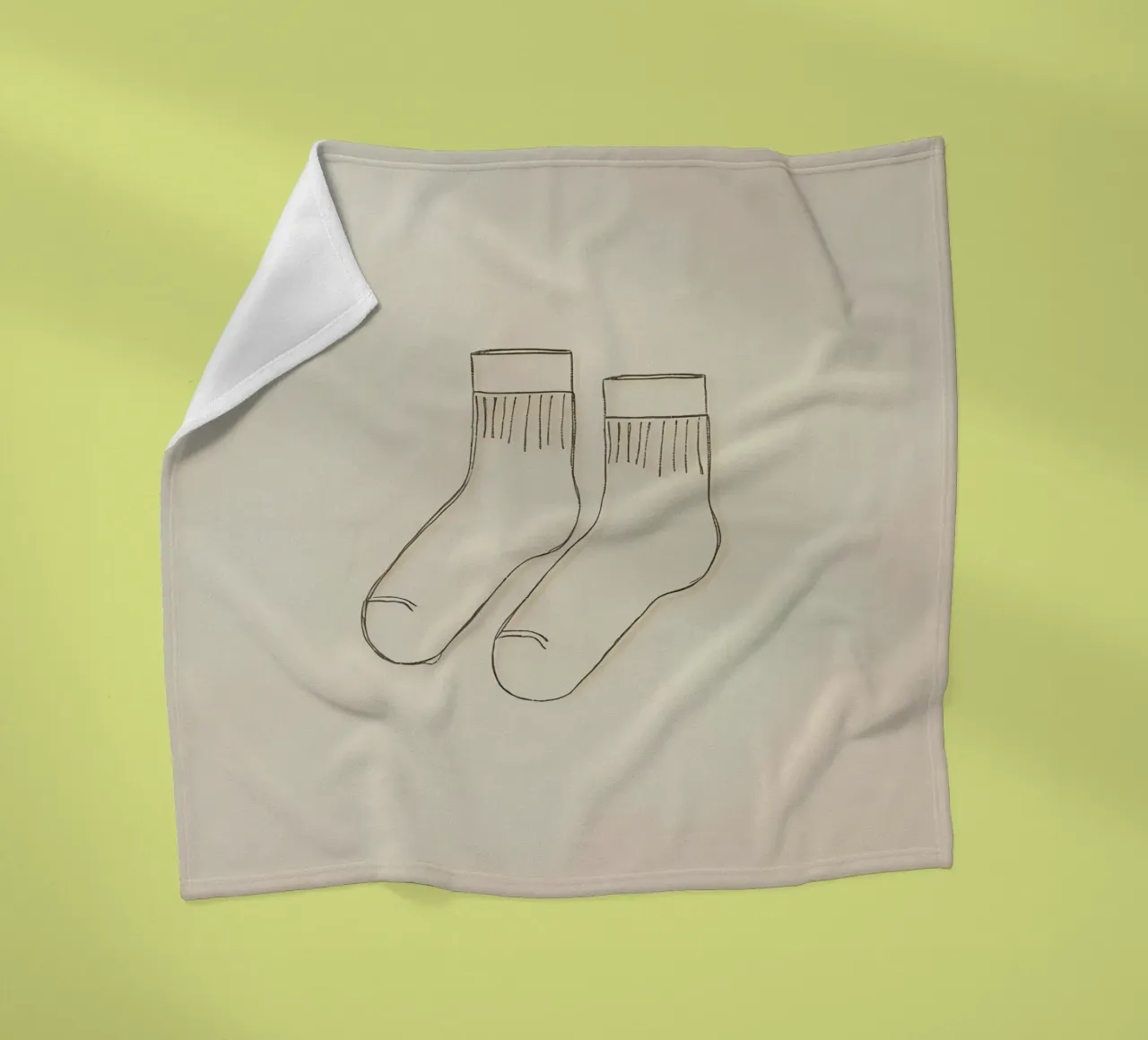 Dos calcetines informales se dibujan con simples líneas negras manta de franela de DesignDoodle