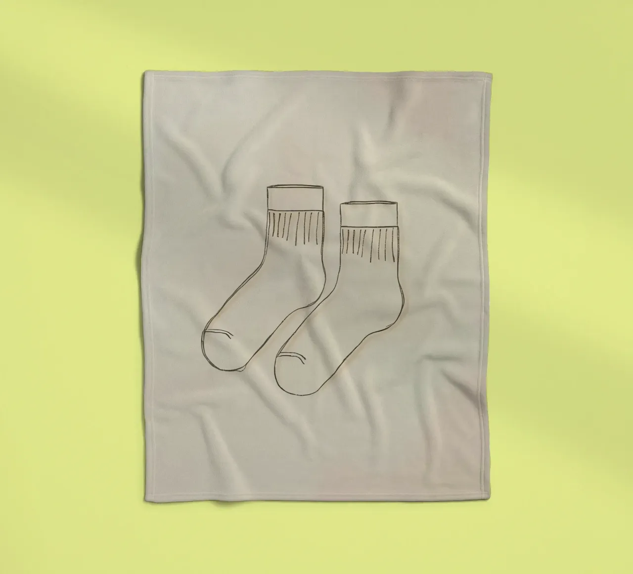 Dos calcetines informales se dibujan con simples líneas negras manta de franela de DesignDoodle