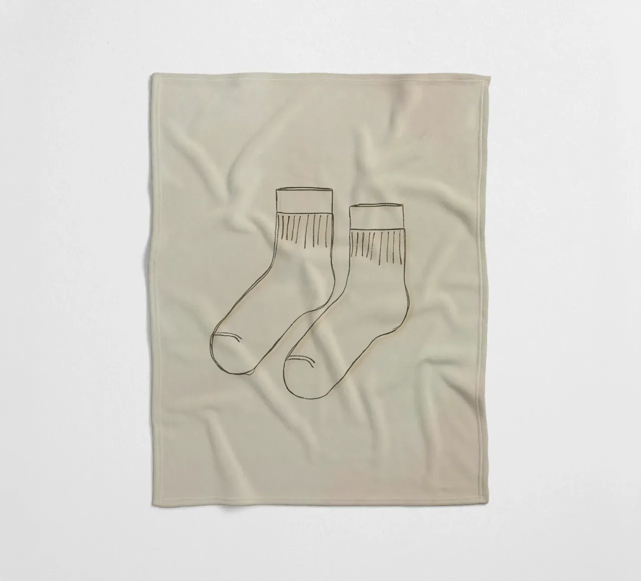 Dos calcetines informales se dibujan con simples líneas negras manta de franela de DesignDoodle
