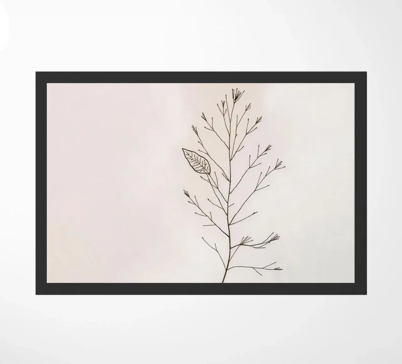 Einzelner minimaler botanischer Zweig, der ein Blatt zeigt Fußmatte von DesignDoodle