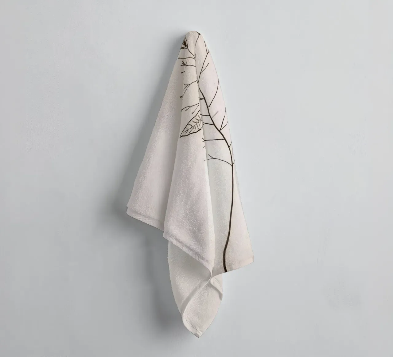 Singolo ramo botanico minimale, che mostra una foglia asciugamano da bagno da DesignDoodle