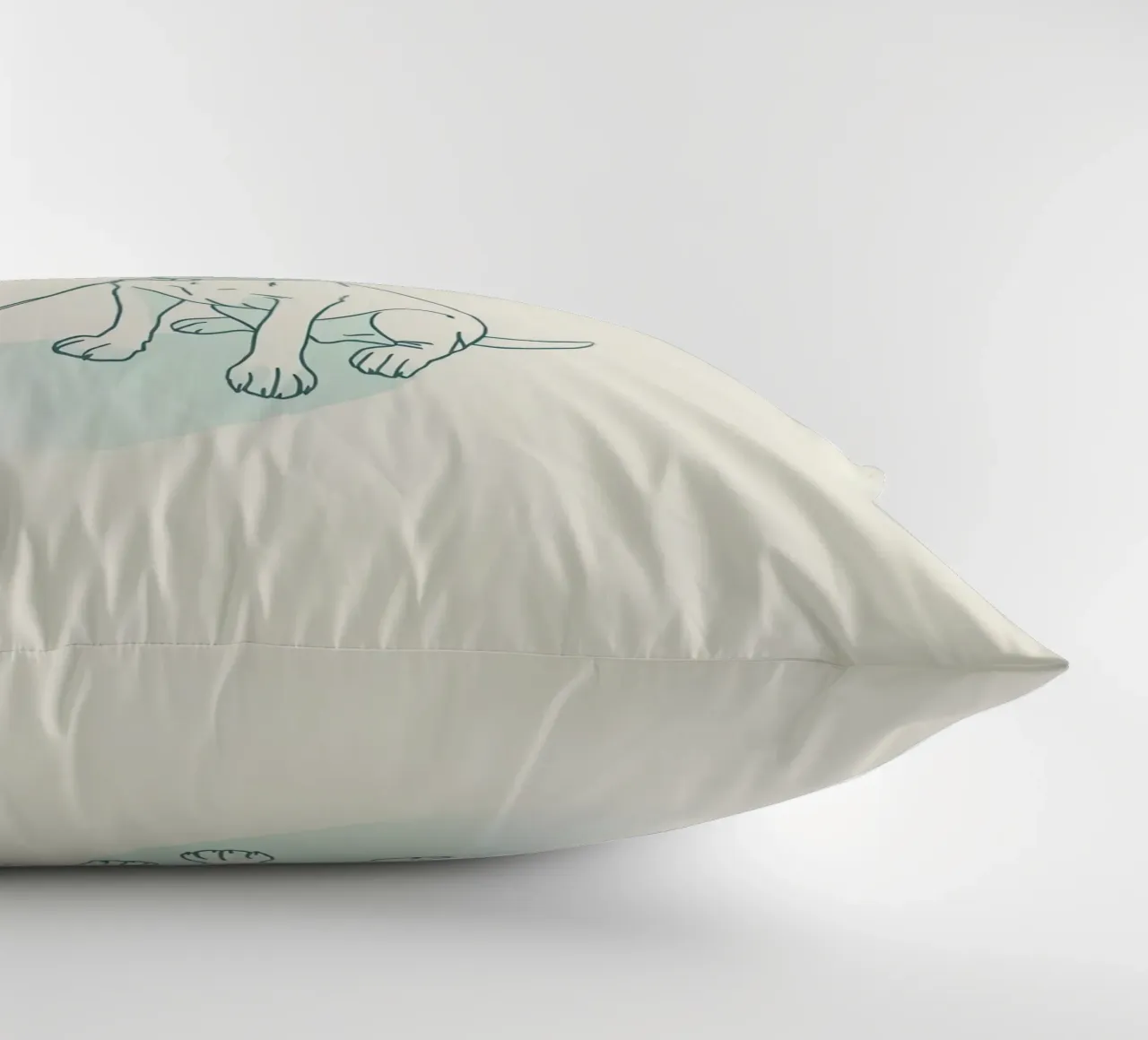 Un piccolo cucciolo aspetta al guinzaglio, seduto, con l'aria un po' triste cuscino da DesignDoodle