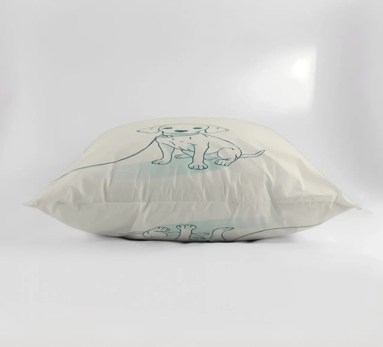 Un piccolo cucciolo aspetta al guinzaglio, seduto, con l'aria un po' triste cuscino da DesignDoodle