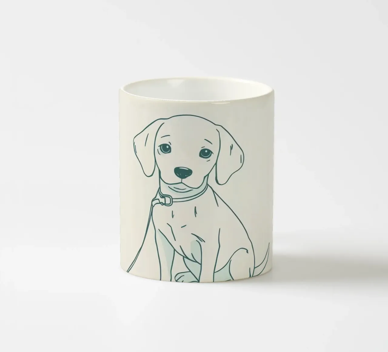 Un piccolo cucciolo aspetta al guinzaglio, seduto, con l'aria un po' triste tazza in ceramica da DesignDoodle