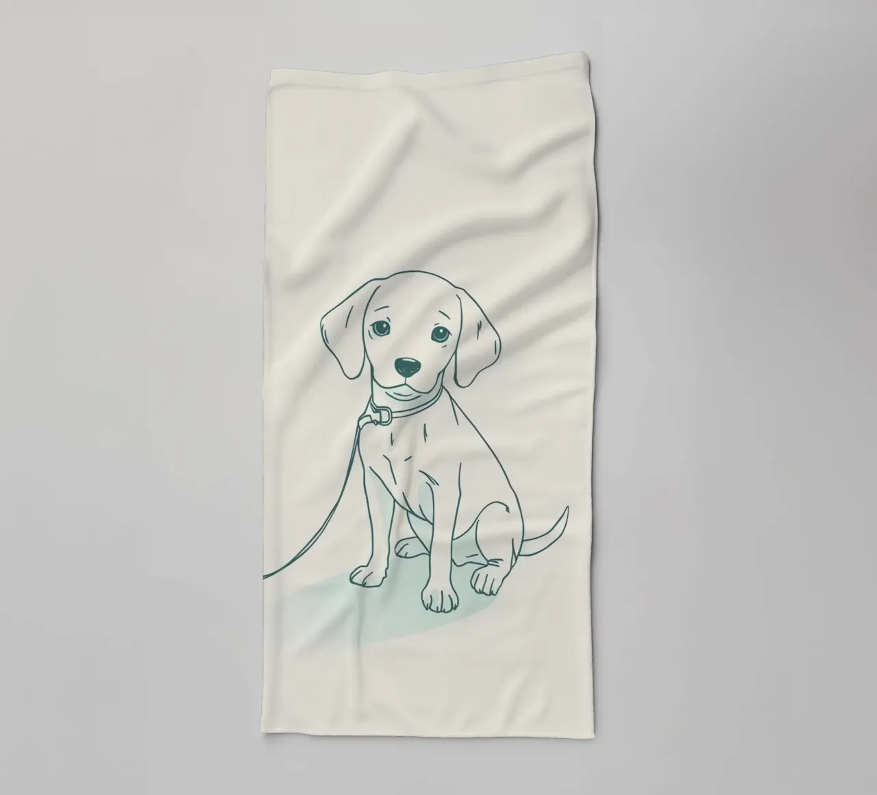 Un piccolo cucciolo aspetta al guinzaglio, seduto, con l'aria un po' triste asciugamano da bagno da DesignDoodle