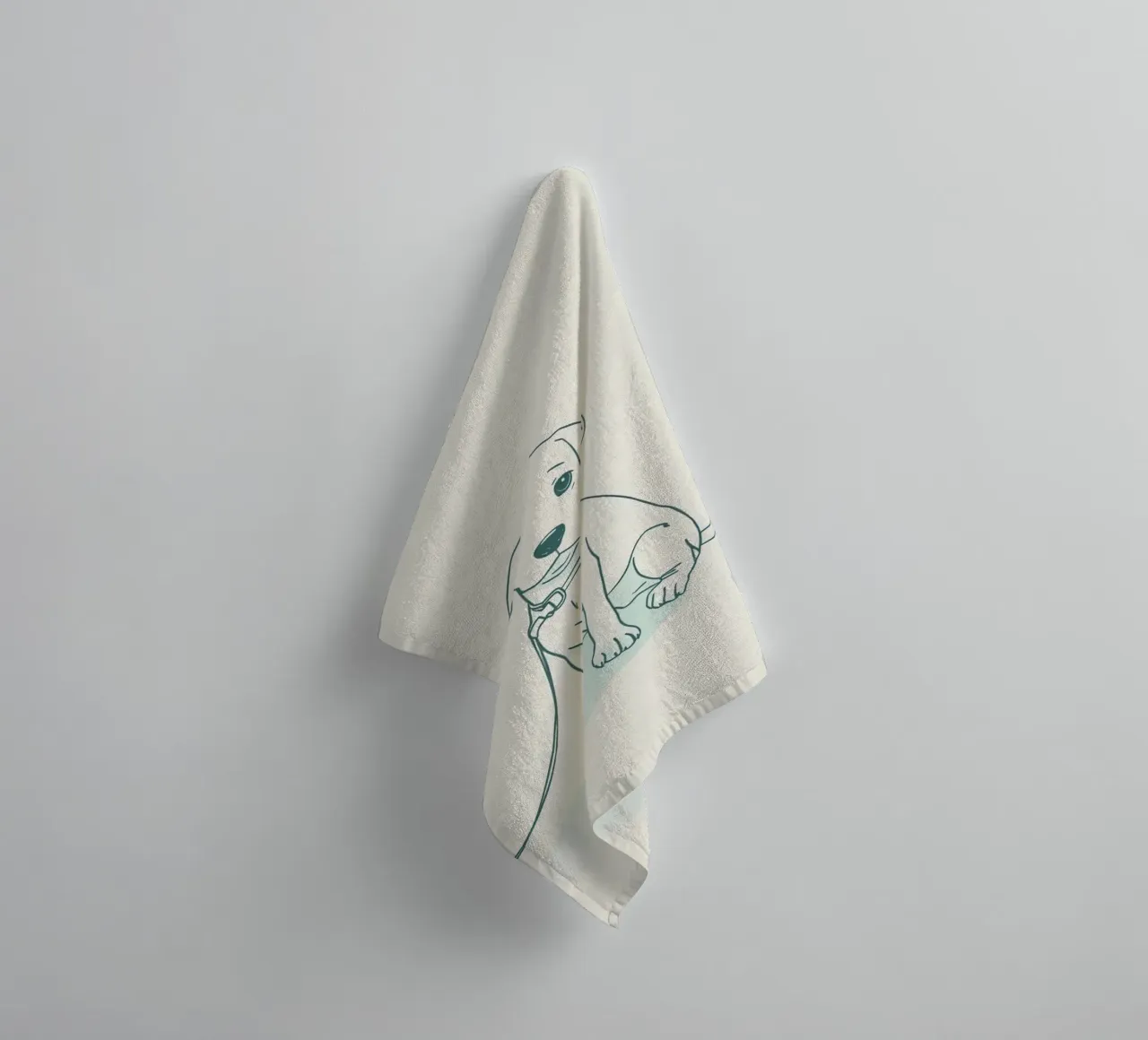 Un piccolo cucciolo aspetta al guinzaglio, seduto, con l'aria un po' triste asciugamano da bagno da DesignDoodle
