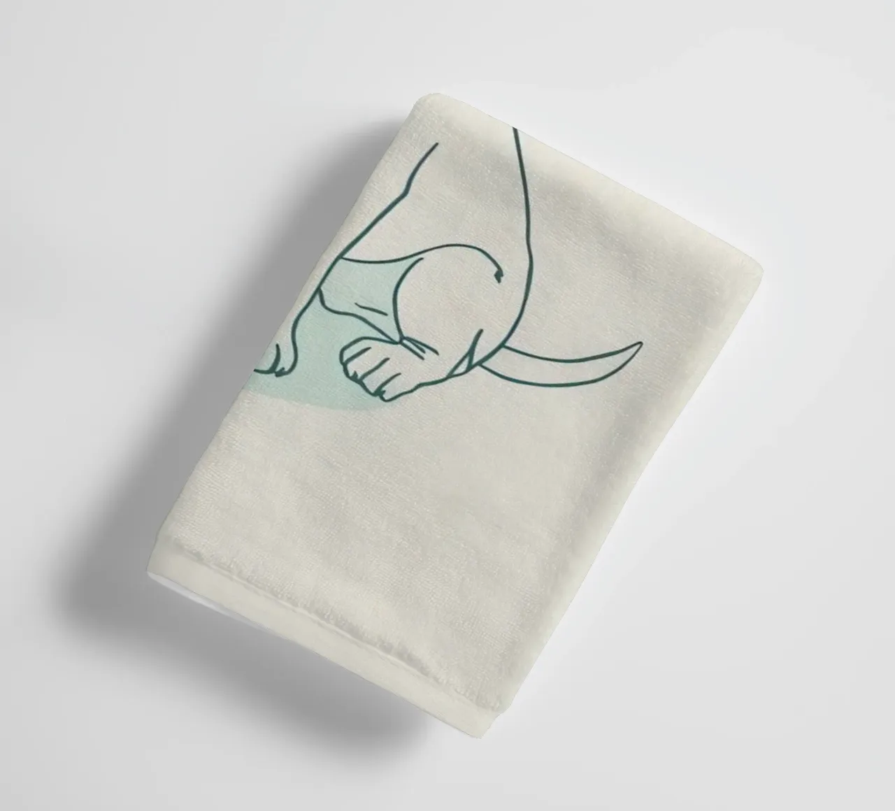 Un piccolo cucciolo aspetta al guinzaglio, seduto, con l'aria un po' triste asciugamano da bagno da DesignDoodle