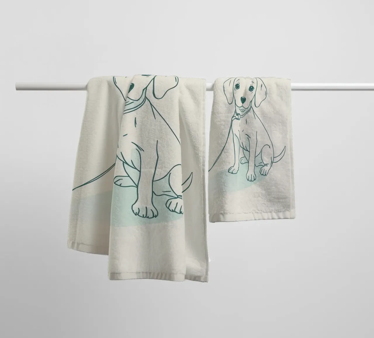 Un piccolo cucciolo aspetta al guinzaglio, seduto, con l'aria un po' triste asciugamano da bagno da DesignDoodle