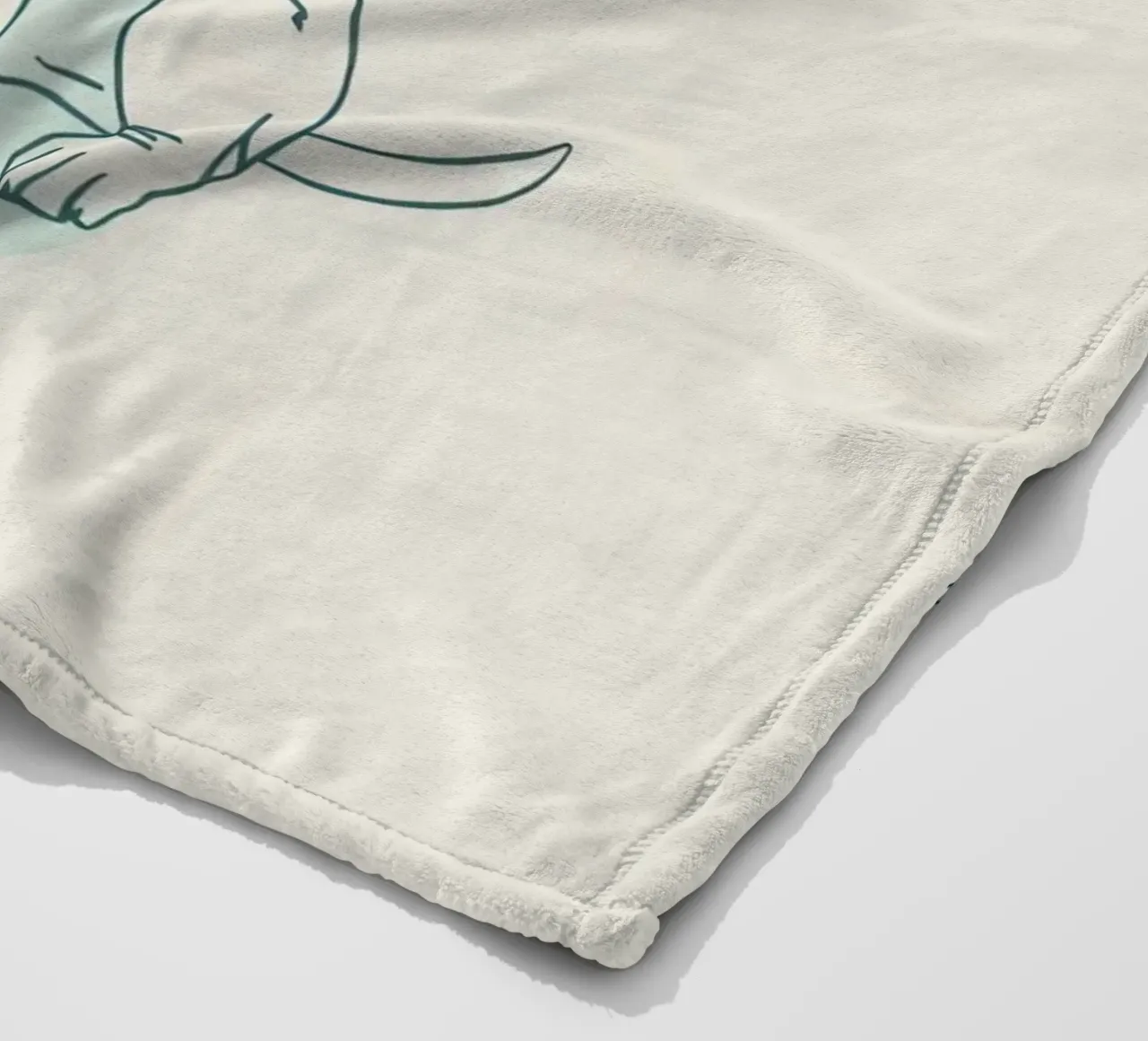 Un piccolo cucciolo aspetta al guinzaglio, seduto, con l'aria un po' triste coperta in pile da DesignDoodle