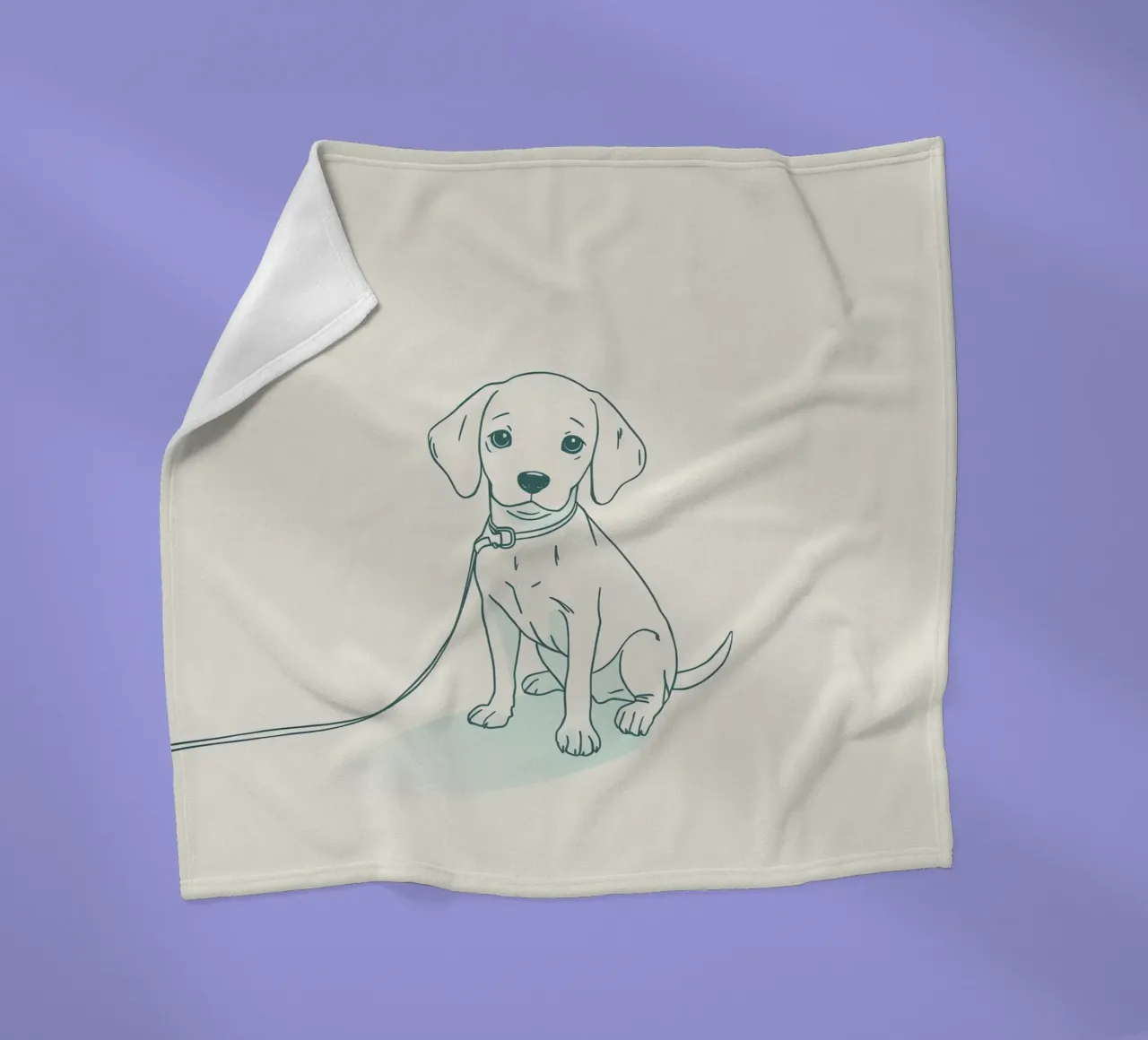 Un piccolo cucciolo aspetta al guinzaglio, seduto, con l'aria un po' triste coperta in pile da DesignDoodle