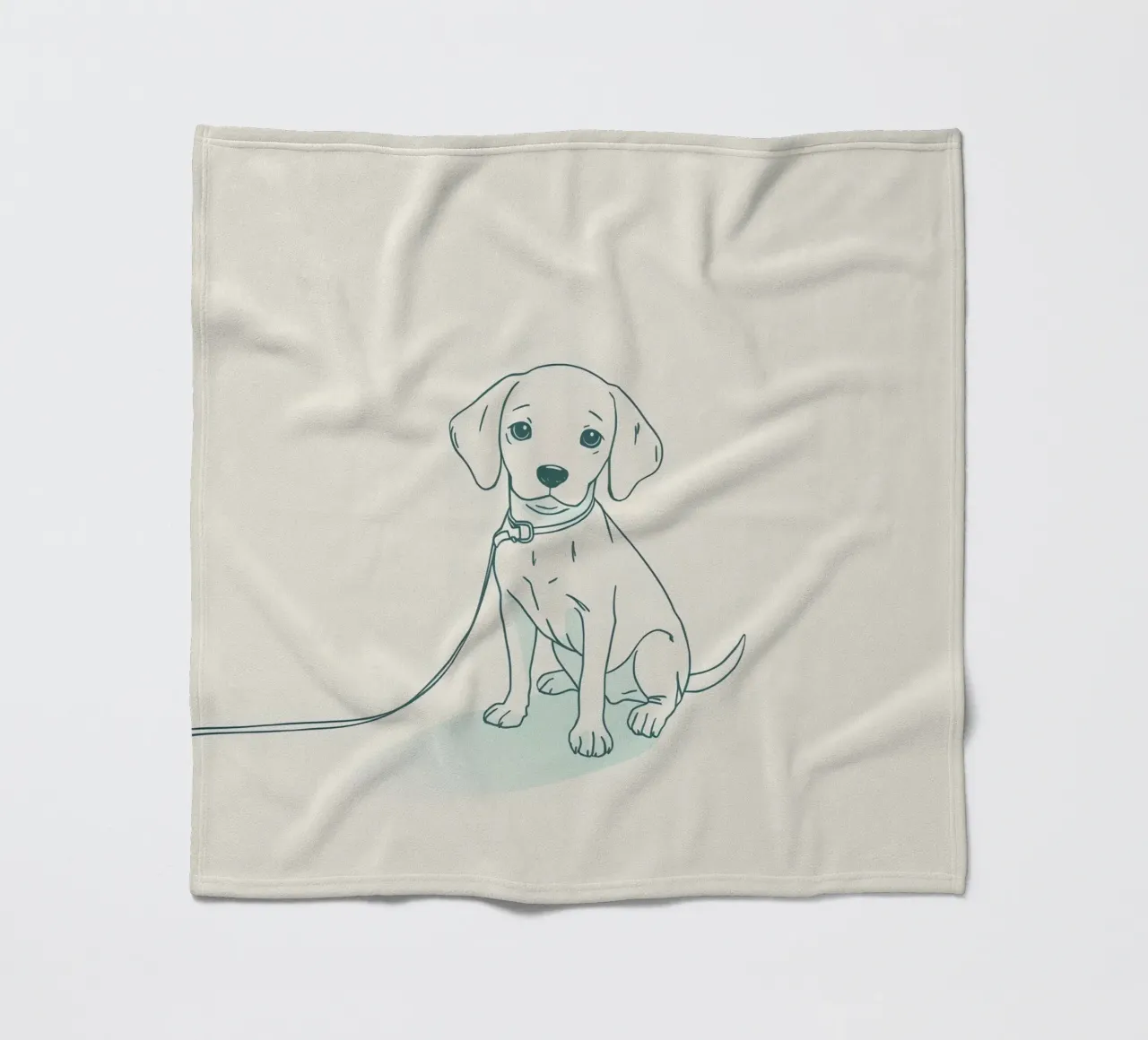 Un piccolo cucciolo aspetta al guinzaglio, seduto, con l'aria un po' triste coperta in pile da DesignDoodle