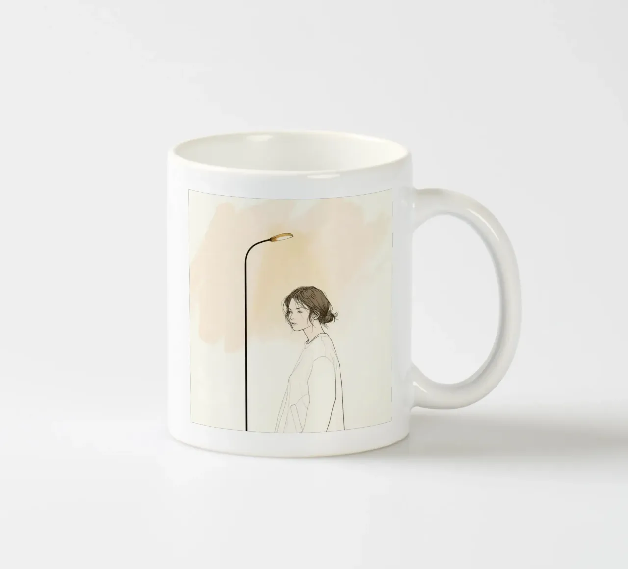 Giovane donna in piedi accanto a un alto lampione tazza in ceramica da DesignDoodle