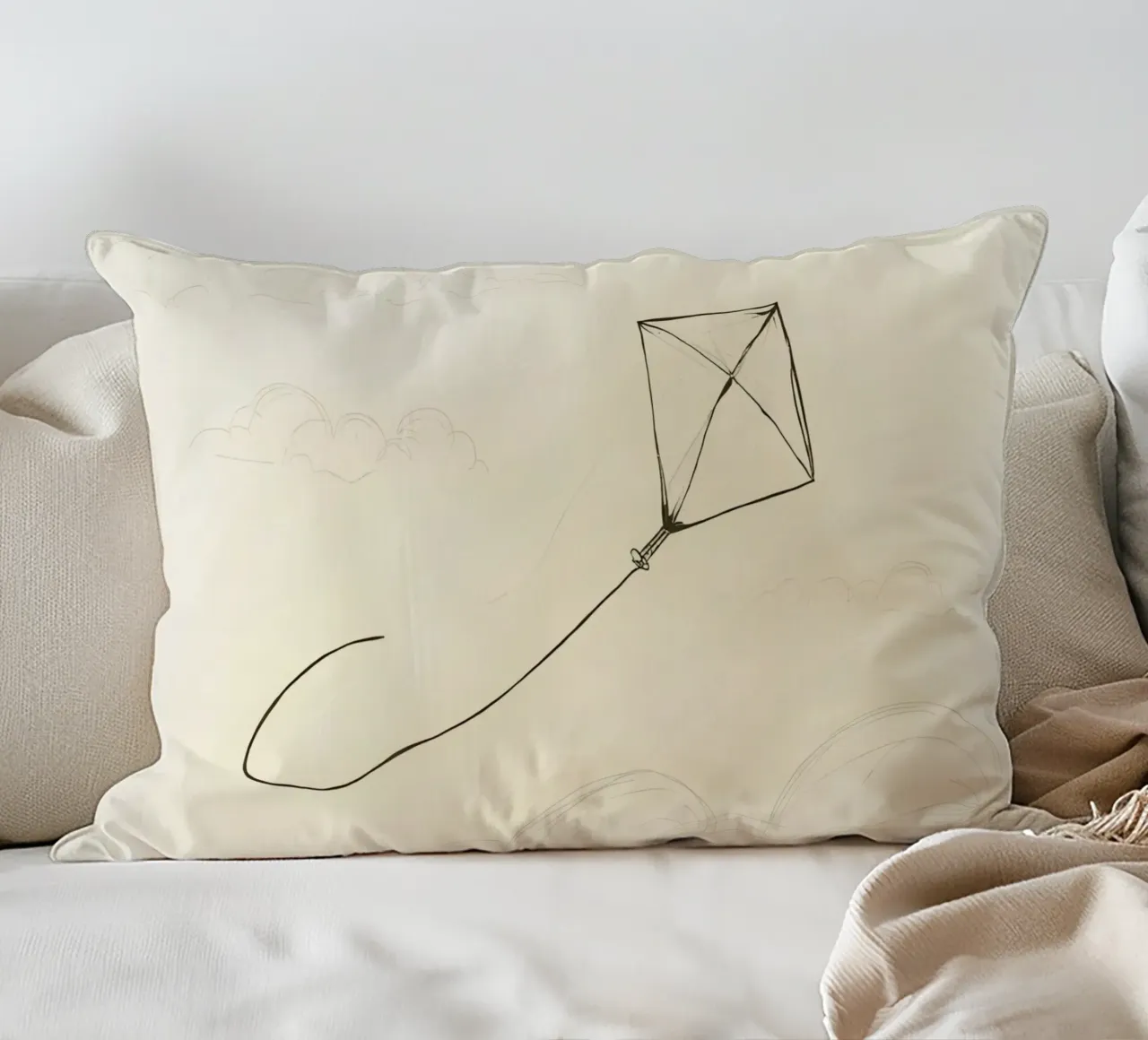 L'aquilone vola in alto con le nuvole abbozzate cuscino da DesignDoodle