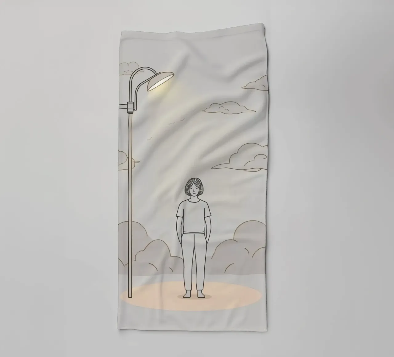Jeune femme debout sous un lampadaire par une journée nuageuse serviette de bain de DesignDoodle