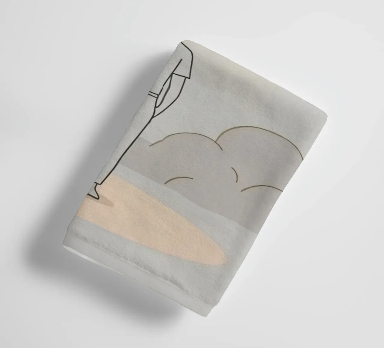 Jeune femme debout sous un lampadaire par une journée nuageuse serviette de bain de DesignDoodle