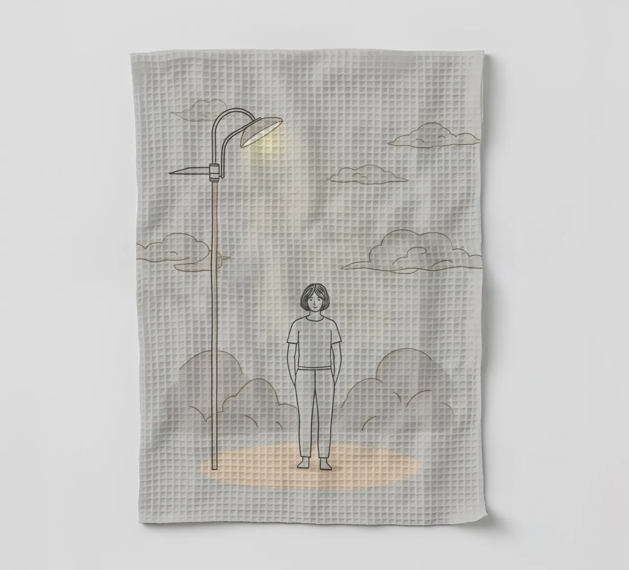 Jeune femme debout sous un lampadaire par une journée nuageuse torchon de DesignDoodle