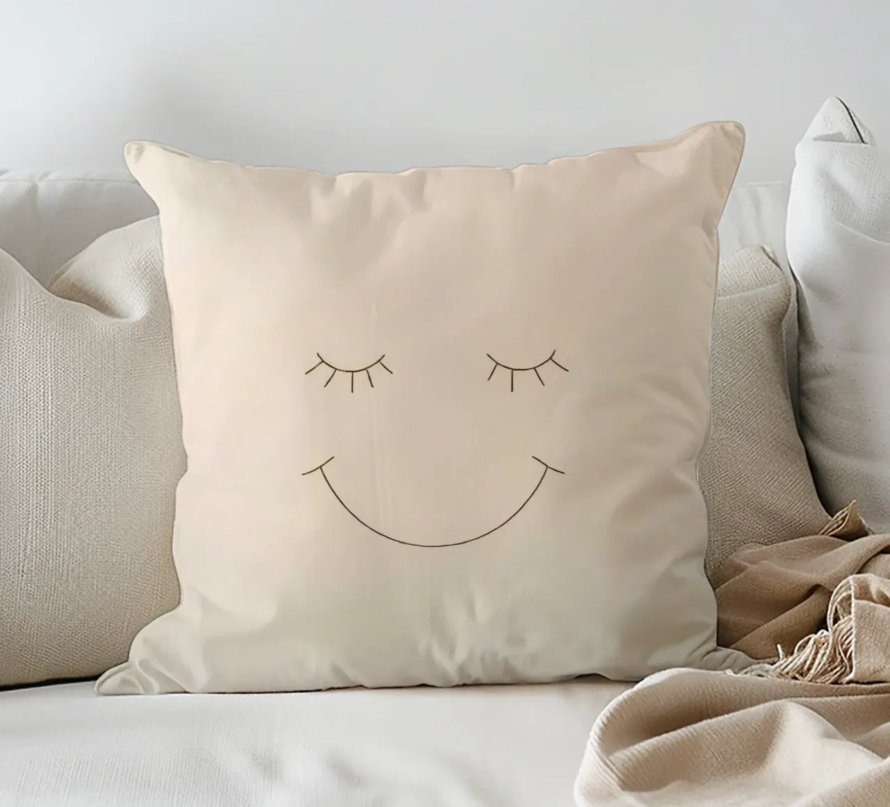 Semplice disegno di un volto con occhi chiusi e sorriso cuscino da DesignDoodle