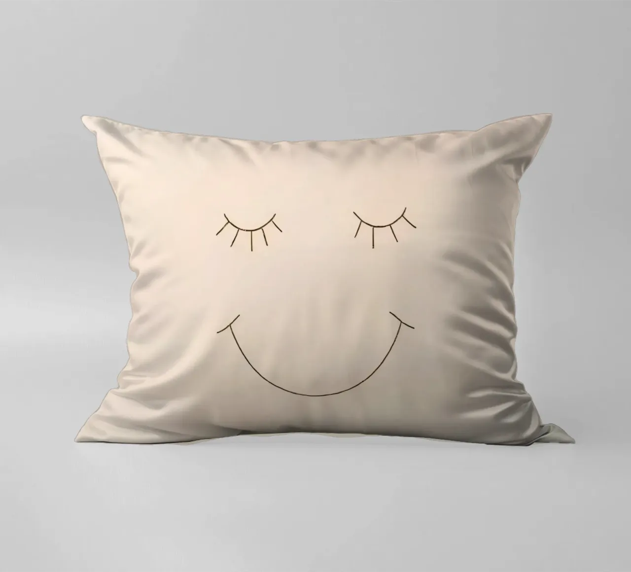 Semplice disegno di un volto con occhi chiusi e sorriso cuscino da DesignDoodle