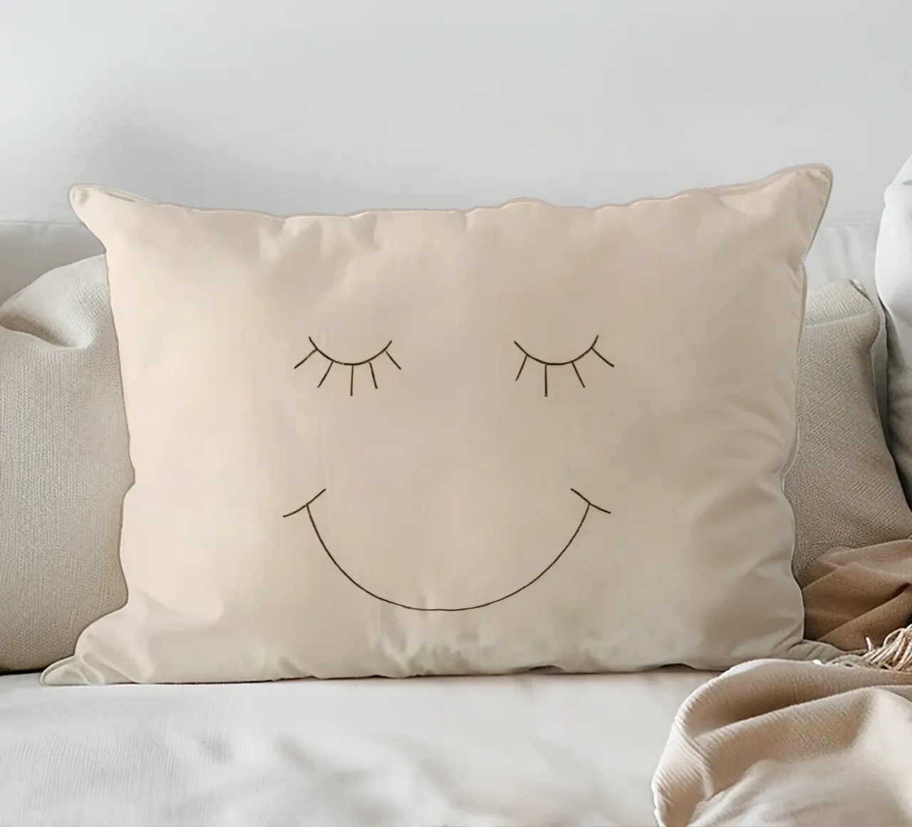Semplice disegno di un volto con occhi chiusi e sorriso cuscino da DesignDoodle
