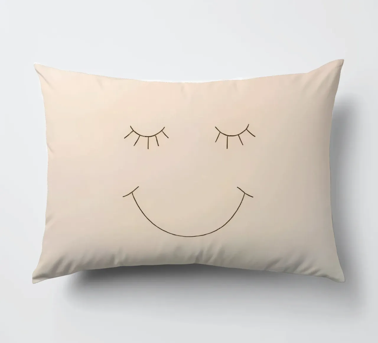 Semplice disegno di un volto con occhi chiusi e sorriso cuscino da DesignDoodle
