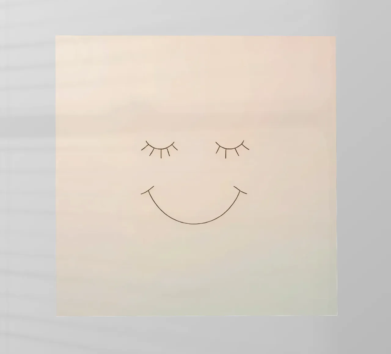 Semplice disegno di un volto con occhi chiusi e sorriso pellicola backlit da DesignDoodle