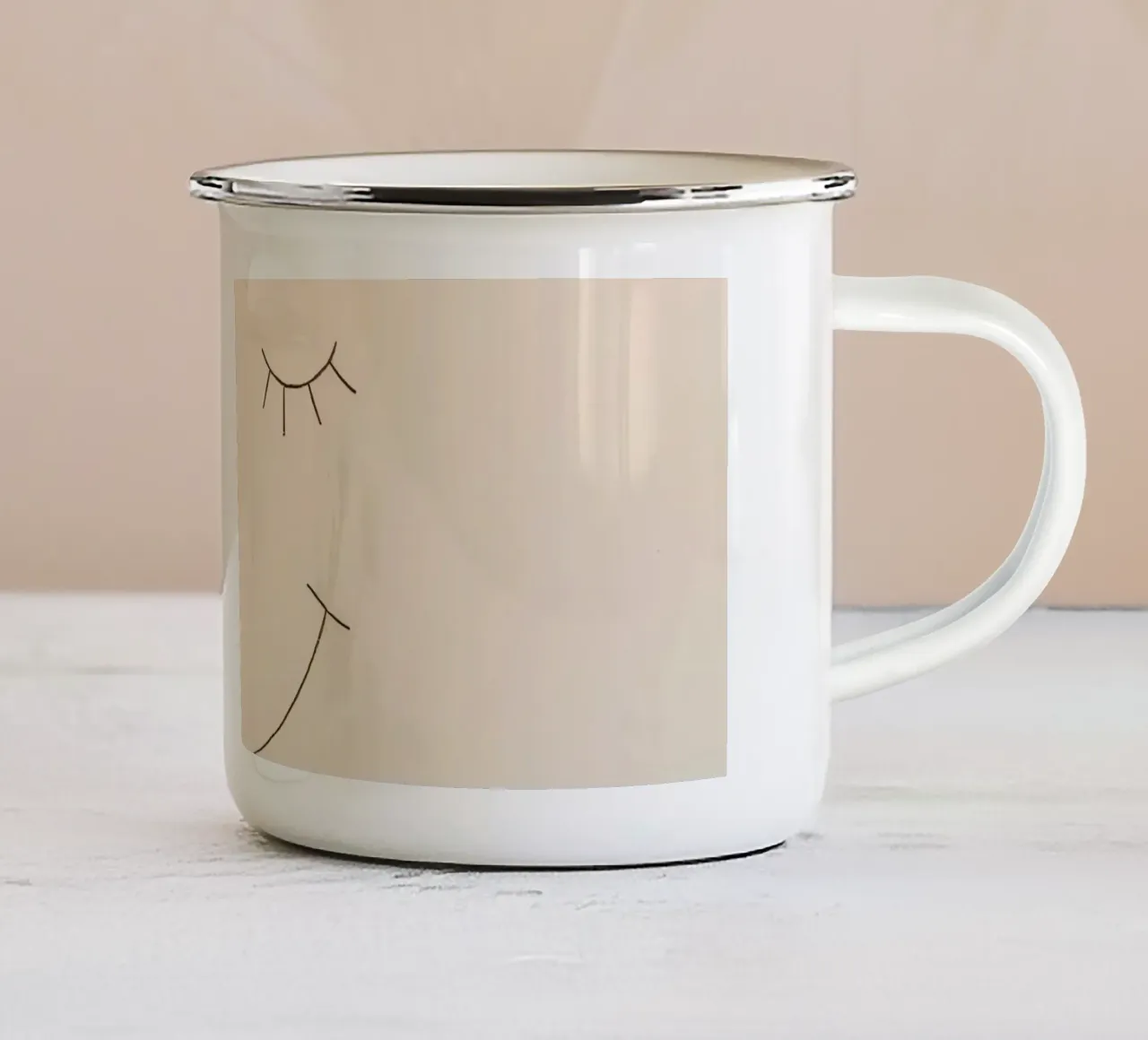 Semplice disegno di un volto con occhi chiusi e sorriso tazza in smalto da DesignDoodle