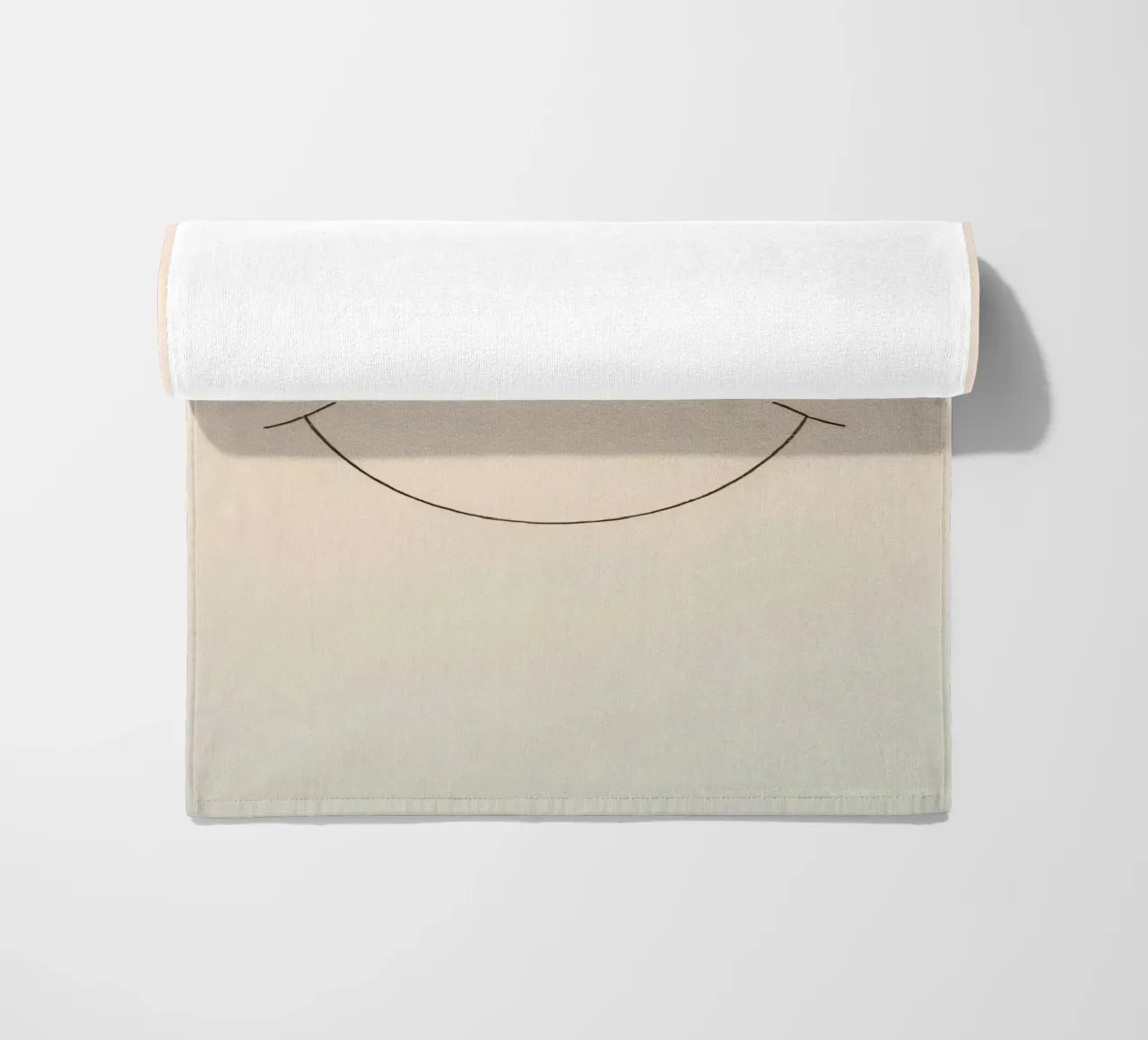 Semplice disegno di un volto con occhi chiusi e sorriso telo mare da DesignDoodle