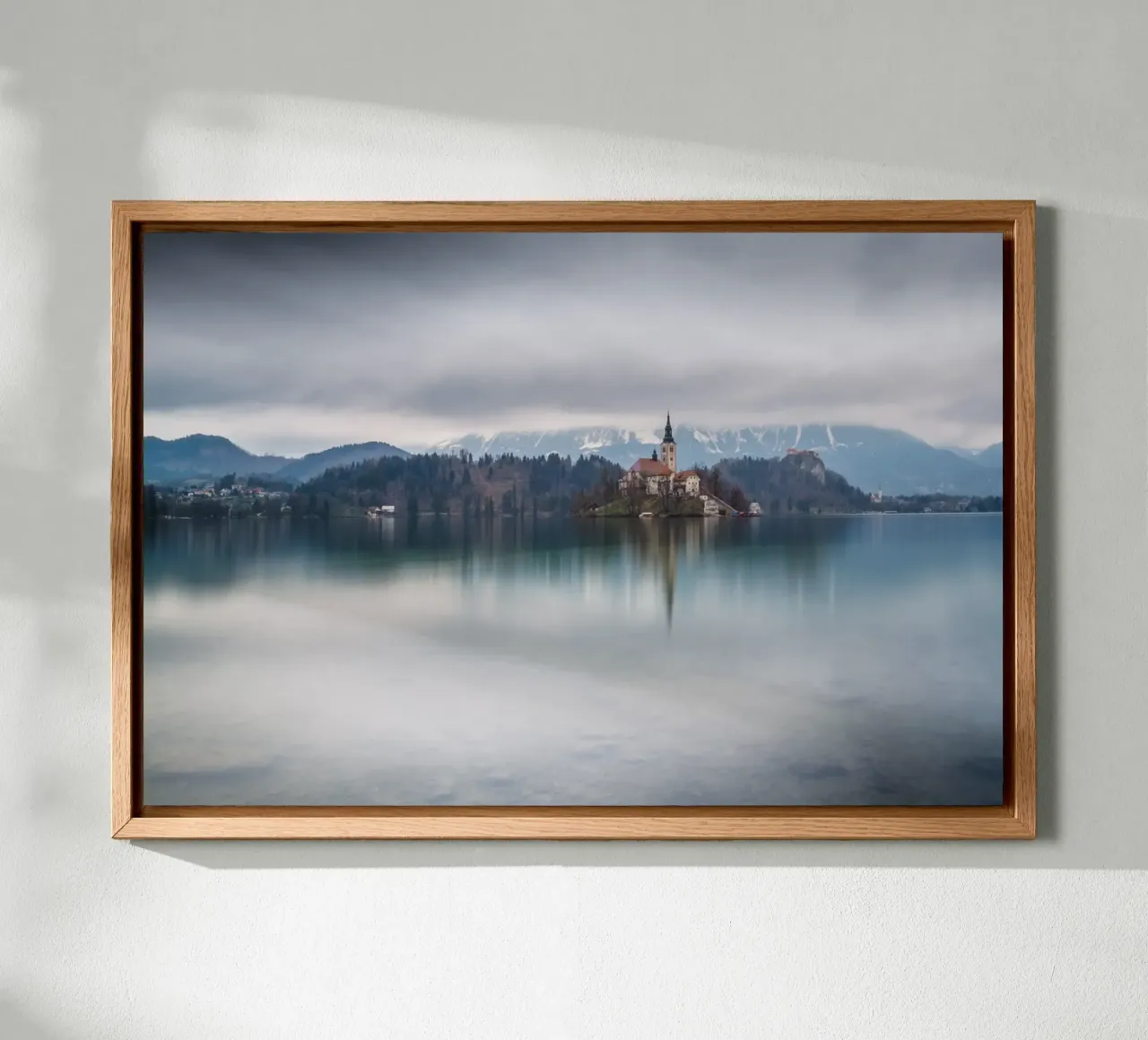 Paesaggio onirico tela con Cornice a cassetta da PhotoVibe Decor