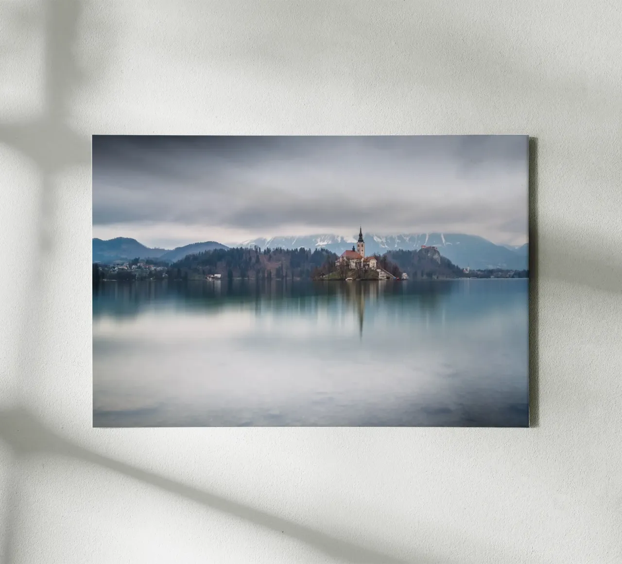 Paesaggio onirico tela con Cornice a cassetta da PhotoVibe Decor