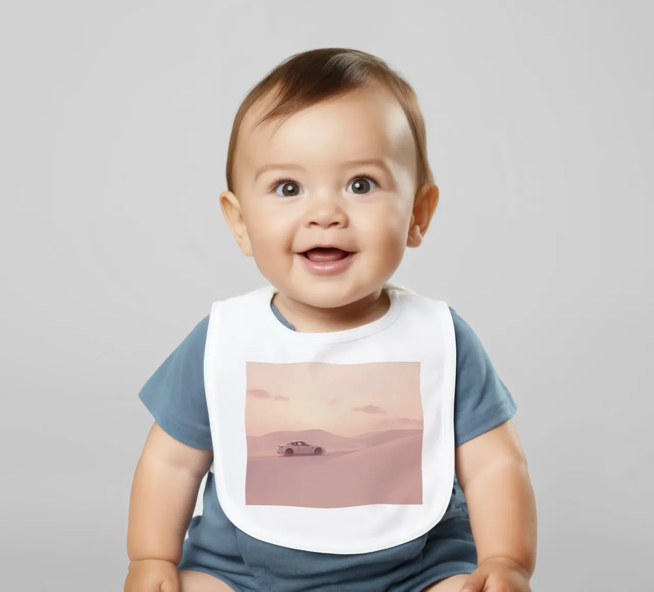 Un deportivo blanco recorre las dunas al atardecer babero de DesignDoodle
