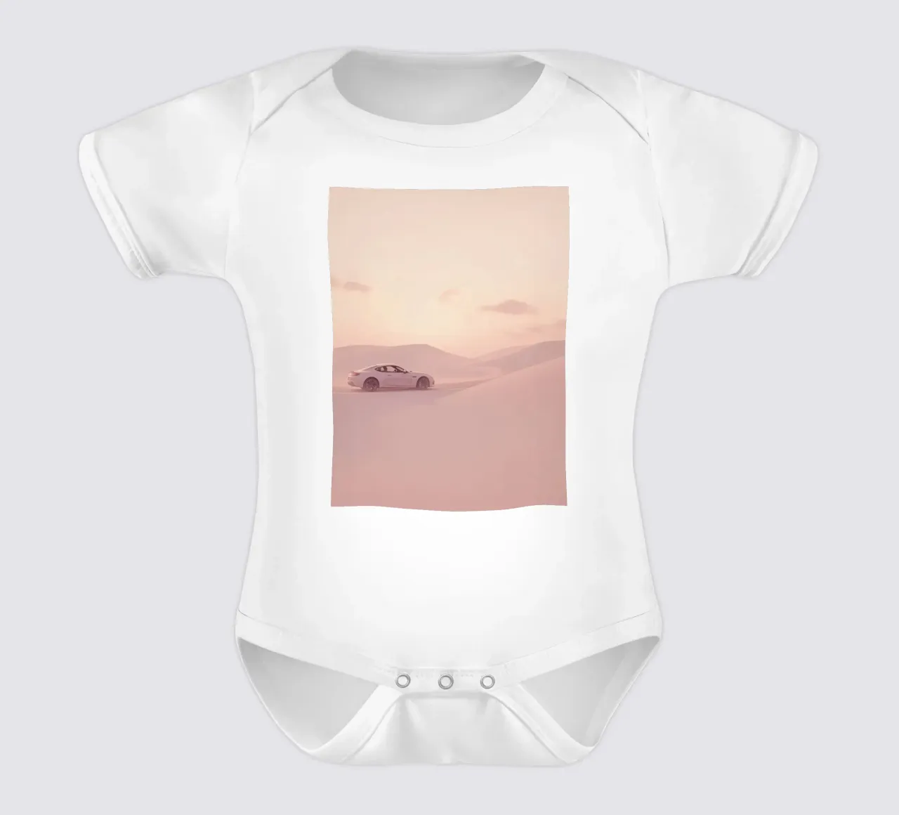 Un deportivo blanco recorre las dunas al atardecer body de bebé de DesignDoodle