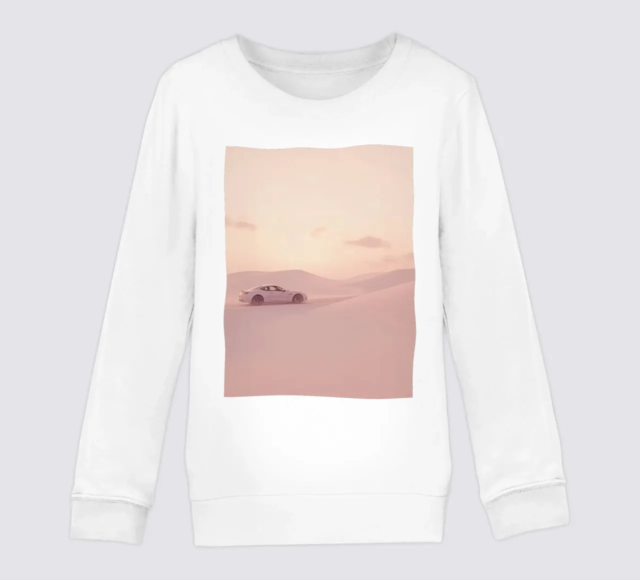 Un deportivo blanco recorre las dunas al atardecer sudadera para niño de DesignDoodle
