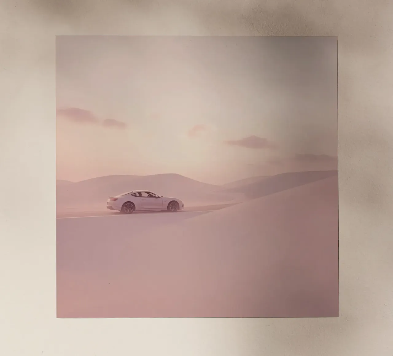 Un deportivo blanco recorre las dunas al atardecer lámina retroiluminada de DesignDoodle